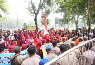 Emak-emak Desa Serapuh Asli Geruduk Kantor Bupati Langkat