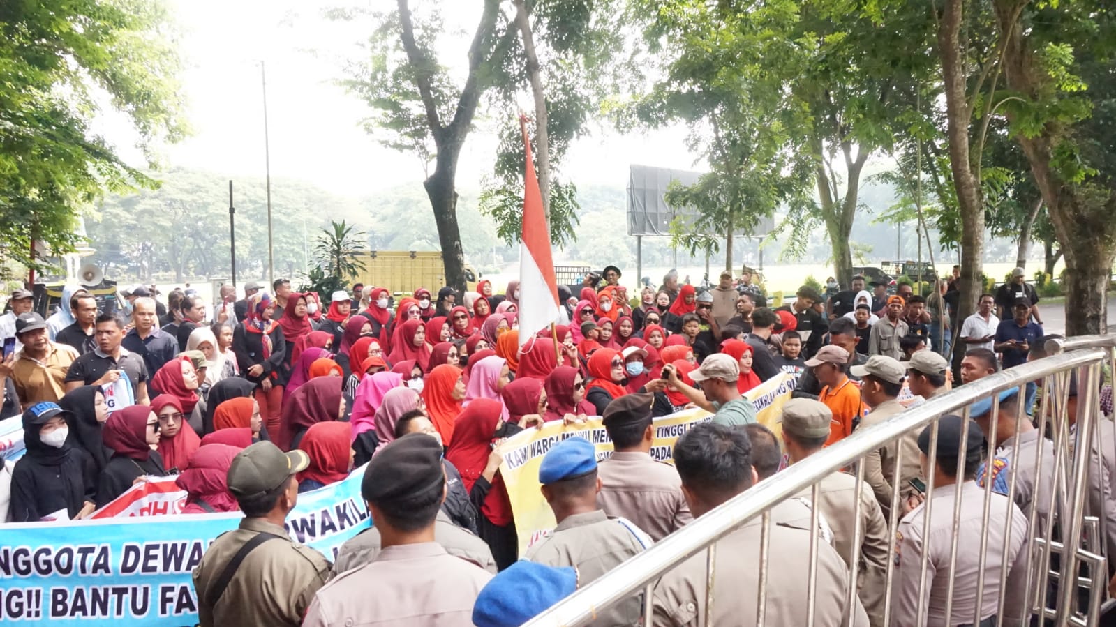 Emak-emak Desa Serapuh Asli Geruduk Kantor Bupati Langkat