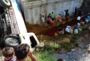 Truk Tangki Bermuatan CPO Terperosok ke Sungai di Langkat