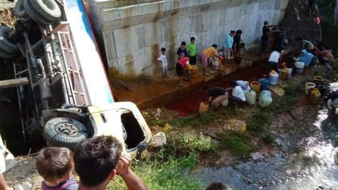 Truk Tangki Bermuatan CPO Terperosok ke Sungai di Langkat