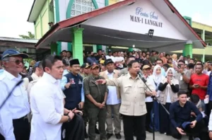 Presiden Prabowo Kunjungi Pengungsi Banjir di Langkat, Pastikan Bantuan untuk Semua Warga