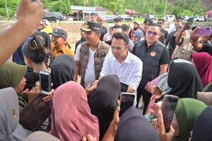 Raffi Ahmad Datangi Posko Pengungsi Banjir di Tanjung Pura, Warga Antusias Berebut Foto
