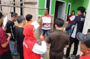 Rekonstruksi Pembunuhan di Pringsewu: Saksi Keluarga Emosi, Pukul Tersangka