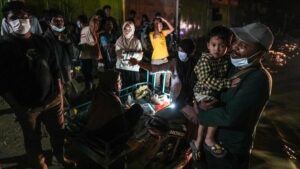 Listrik Mati di Aceh Tamiang — Para Warga Terpaksa Bakar Kayu untuk Terang Malam