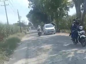 Kerusakan jalan lintas Secanggang makin parah, warga setiap hari terpaksa menghirup debu