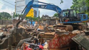 Pemkot Jakarta Timur Bongkar Permukiman di TPU Kebon Nanas untuk Kembalikan Fungsi Lahan