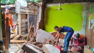 Hujan Ekstrem di Situbondo: Rumah Ambruk, Ibu dan Dua Anak Luka-luka