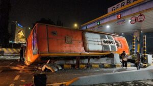 Kecelakaan Bus Pariwisata di Gerbang Tol Waru Utama, 16 Orang Luka